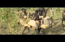 Krótki dokument o tradycyjnym polowaniu afrykańskich plemion na zwierzynę.