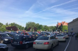 "Taksówkarze płacą podatki, a Uber nie". Jak to wygląda naprawdę?