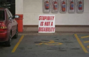 Taka tabliczka mogłaby być przy każdym miejscu parkingowym dla niepełnosprawnych