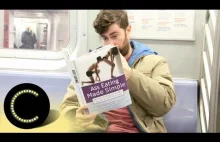 Czytanie dość nietypowych książek w metrze