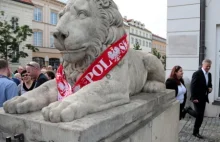 Niemcy namalowali swoją flagę na kamiennym lwie przed pałacem prezydenckim