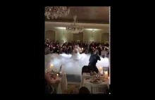 Młode małżeństwo wykonuje swój pierwszy taniec wzorowany na Dirty Dancing