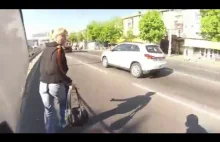 Motocyklista podejmuje interwencję i odzyskuje skradzioną torebkę...
