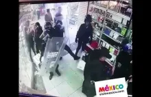 Meksykańska policja rabuje sklep z elektroniką