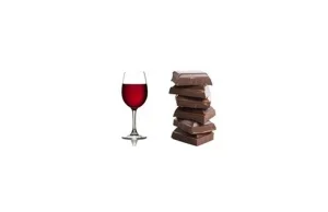 Pij czerwone wino i zagryzaj ciemną czekoladą. To dobre na myślenie.