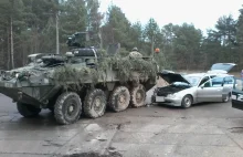 Amerykański transporter zderzył się z samochodem