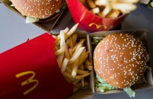 McDonald's ROZDAJE DARMOWE JEDZENIE! Dwie popularne kanapki dla KAŻDEGO!