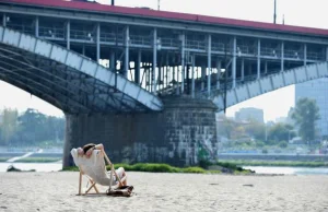 Na plaży pod mostem Poniatowskiego będzie można legalnie pić alkohol