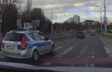 Kierowca przepuszcza pieszą, obok przejeżdża radiowóz. Co na to policja?...