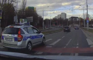 Kierowca przepuszcza pieszą, obok przejeżdża radiowóz. Co na to policja?...