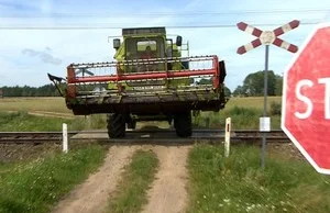 Za przejazd kolejowy mają zapłacić rolnicy. Absurd na Podlasiu