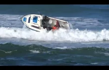 Kapitan małej łódki wpada do wody podczas sztormu