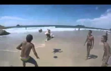 Piesek gra w piłkę na plaży