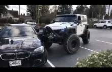 Kierowca Jeepa pomaga BMW zmieścić się w jedno miejsce parkingowe