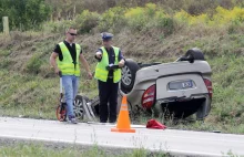 Aktor Jan Frycz miał wypadek pod Wrocławiem. Jego mercedes dachował (ZDJĘCIA)