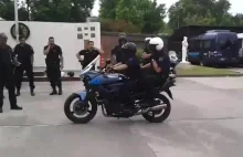 Policyjny pokaz jazdy na motocyklu