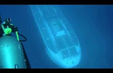 Łódź podwodna przepływa pod nurkiem