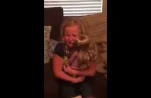 Niesamowita reakcja dziewczynki na otrzymanie lalki American Girl która jest...