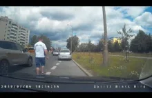 Niewychowany policjant czepia się bez powodu innego kierowcy