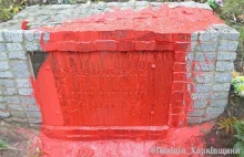 Pomnik UPA w Charkowie oblany czerwoną farbą [+FOTO