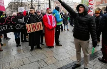 Chciał zakłócić protest przeciw pedofilii w KK. Zaczął hajlować i modlić się