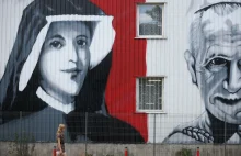 Koszmarny mural na budynku szpitala Jana Pawła II w Krakowie