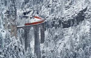 Podróż koleją przez szwajcarskie Alpy.