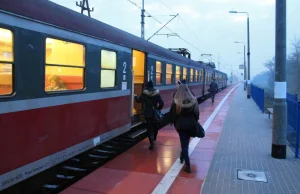 Ludzie spóźniają się regularnie do pracy. Przez pendolino...