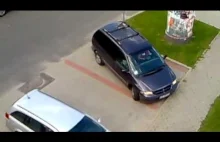 blondynka wyjeżdża z parkingu (facepalm tygodnia)