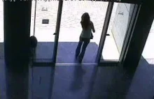 Dziewczyna kontra drzwi.