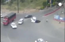 Kierowca ucieka z samochodu chwilę przed wpadnięciem do głębokiego dołu