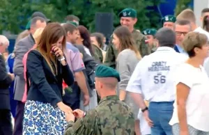Polski żołnierz oświadcza się swojej ukochanej
