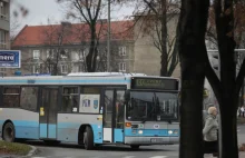 Brytyjski lekarz: nie ustępujmy starszym miejsca w autobusie, to im szkodzi!