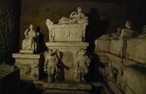 Co znaleziono w nietkniętym grobowcu Etrusków?