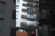 Ratowanie dziecka, które wisi na zewnątrz balkonu na wys. 4 piętra