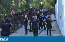 Setki nielegalnych imigrantów znów zaatakowało hiszpańską granicę w Ceucie.