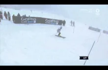 Slalomista rozpoczyna zjazd saltem