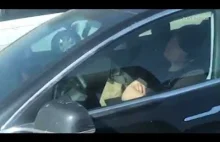 Kierowca Tesli spi podczas jazdy