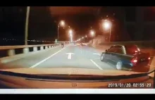 Kamera rejestruje kolizję SUV na moście w Malezji
