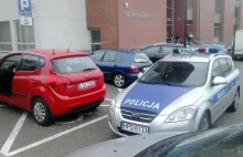 Parkowanie policjantów pod sądem - trochę przegięli