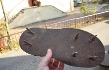 Tajemnicze, żelazne buty z kolcami znalezione na działkach