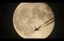 Rzadkie ujęcie samolotu na tle księżyca