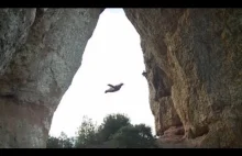 Wingsuit - niesamowity przelot przez dziurę