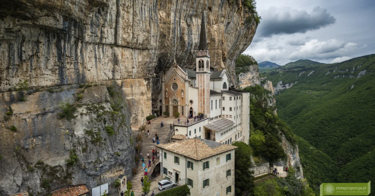 Niesamowite Sanktuarium Madonna della Corona zawieszone ...