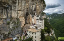 Niesamowite Sanktuarium Madonna della Corona zawieszone między niebem a ziemią