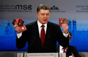 Petro Poroszenko z paszportami Rosjan. "To najlepszy dowód na agresję"