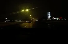 Szaleniec wbiega pod koła samochodu w Toruniu [WIDEO