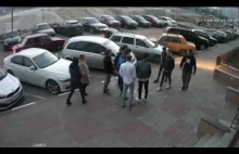 Zabawa rosyjskiej młodzieży - zrzucili na dziadka z dzieckiem betonowy blok