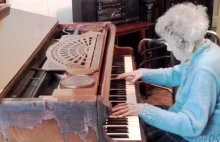 Pani Wanda ma 108 lat, jest najstarszą Małopolanką i nadal gra na fortepianie