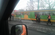 Poznań, ulica Warszawska: mężczyzna wpadł pod tramwaj